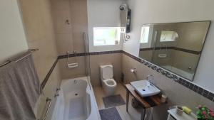 Et badeværelse på Shearwater - Self Catering Apartment