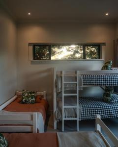 En eller flere senge i et værelse på Kalm - Riverside living