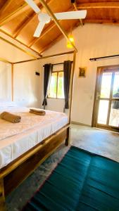Un dormitorio con una cama y una alfombra azul. en Inara Stay, en Arugam Bay