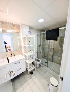 a bathroom with a shower and a sink and a toilet at Laguna Beach 15 Primera linea de Playa in Morche