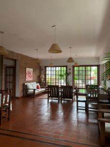 Una sala de estar con mesas y sillas y un sofá. en Hotel Europa, en Ostende