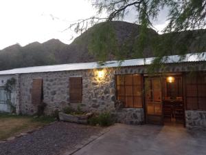 Nespecifikovaný výhled na hory nebo výhled na hory při pohledu z chaty