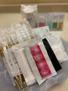 Una pila de iazepinas y otros artículos cosméticos sobre una mesa. en ホテル ルヴワール, en Izumi