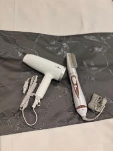 Un control remoto de Wii y otros elementos sobre una mesa. en ホテル ルヴワール, en Izumi