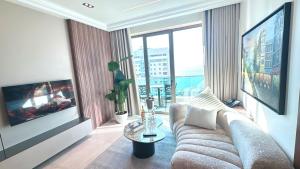 Una sala de estar con un sofá y una ventana grande. en King Suites Hotel, en Beirut