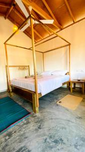 Un dormitorio con una cama con dosel en una habitación. en Inara Stay, en Arugam Bay 7 fotos más