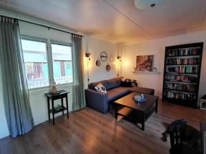 un soggiorno con un divano e un tavolo di Banvaktstuga anno 1905 a Fliseryd