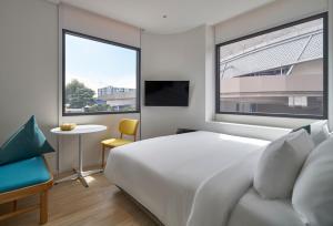 Una televisión o centro de entretenimiento en GO Hotel Bangok Suvarnabhumi Airport