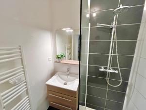 Et badeværelse på The Purple Suite - Duplex - Mulhouse Center