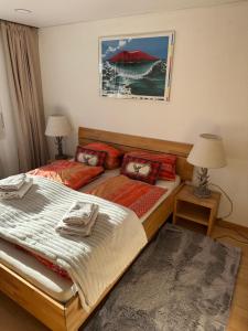 a bedroom with two twin beds and a rug at Alpenblick Loft neben Skilift in Amden Arvenbüel in Amden