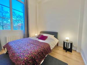 En eller flere senge i et værelse på The Purple Suite - Duplex - Mulhouse Center