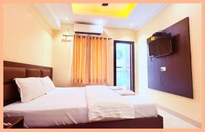 Giường trong phòng chung tại The Homestay Forever In Agra