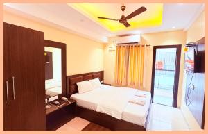 Giường trong phòng chung tại The Homestay Forever In Agra