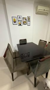 Apto 2 dormitórios Itapema في ايتابيما: طاولة وأريكة في الغرفة