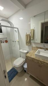 Apto 2 dormitórios Itapema في ايتابيما: حمام مع مرحاض ودش ومغسلة