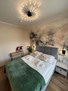 Ένα ή περισσότερα κρεβάτια σε δωμάτιο στο Belle View 212 Strumyk - Jacuzzi & Sauna