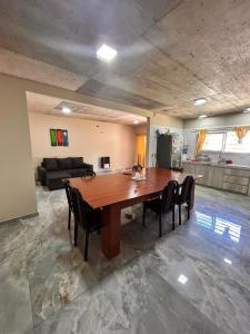 un ampio soggiorno con tavolo e sedie in legno di La Felicidad a Ostende