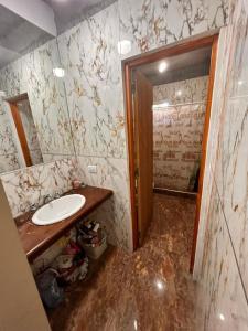 un bagno sporco con un lavandino e una doccia di La Felicidad a Ostende