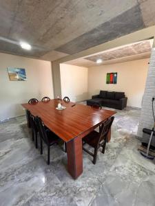 un tavolo e delle sedie in legno in un soggiorno di La Felicidad a Ostende