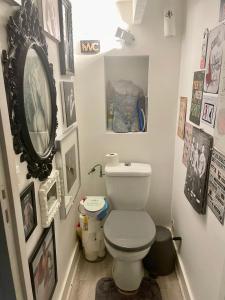 Ванная комната в Comme à la maison appart 18e Centre Ville Pierre Plantes Bohéme LGBT