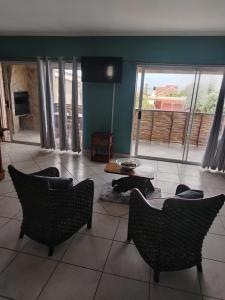 een woonkamer met stoelen en een hond die op de vloer ligt bij Ocean Nook in Gqeberha