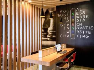 カタンドゥーヴァにあるibis Catanduvaのデスク(ノートパソコン付)