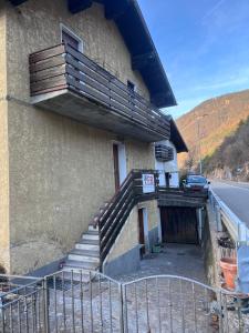 ein Gebäude mit einer Seitentreppe in der Unterkunft Il Rifugio del Brunone in Valda