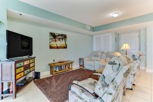 TV a/nebo společenská místnost v ubytování Terraces at Beachside 203 condo