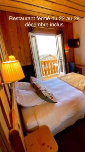 Ένα ή περισσότερα κρεβάτια σε δωμάτιο στο Hôtel des Skieurs