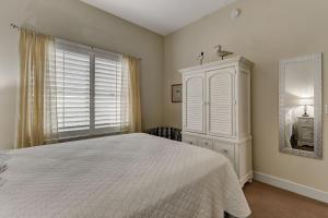 Postel nebo postele na pokoji v ubytování Ocean Park 409 condo