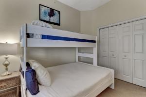 Postel nebo postele na pokoji v ubytování Ocean Park 409 condo