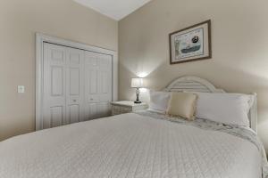 Postel nebo postele na pokoji v ubytování Ocean Park 409 condo + 45 fotografií