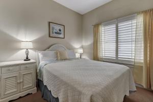 Postel nebo postele na pokoji v ubytování Ocean Park 409 condo