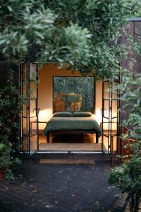 En have udenfor Serene Cabin in a Private Forest