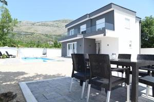 En generel udsigt til bjerge eller udsigt til bjerge taget fra villaen