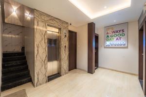 un couloir avec des escaliers et un panneau sur le mur dans l'établissement Treebo Awadhvue, à Indore