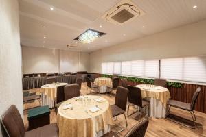 une salle à manger avec tables et chaises et une fenêtre dans l'établissement Treebo Awadhvue, à Indore