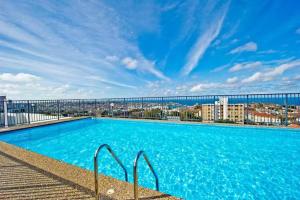einen Pool auf einem Gebäude mit einer Brücke in der Unterkunft Bondi Beach Studio with an ocean view in Sydney