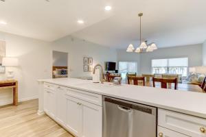 Kuchyň nebo kuchyňský kout v ubytování Ocean Park 103 condo