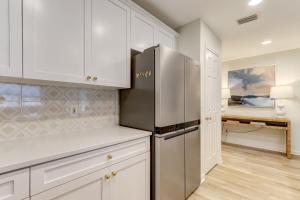 Kuchyň nebo kuchyňský kout v ubytování Ocean Park 103 condo