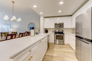 Kuchyň nebo kuchyňský kout v ubytování Ocean Park 103 condo + 44 fotografií