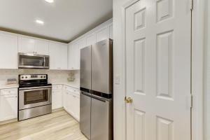 Kuchyň nebo kuchyňský kout v ubytování Ocean Park 103 condo