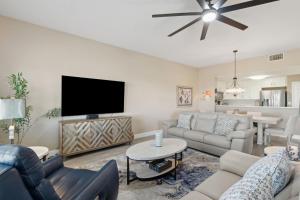 TV a/nebo společenská místnost v ubytování Ocean Park 106 condo