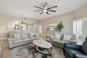 Posezení v ubytování Ocean Park 106 condo