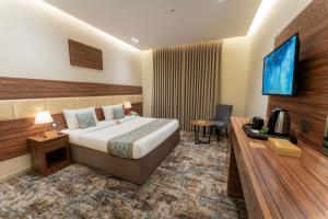 Et tv og/eller underholdning på Snood Al Rayan Hotel + 1 billede