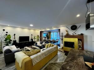 ein Wohnzimmer mit Sofa und Kamin in der Unterkunft Dreamliner Bungalow Murau in Murau