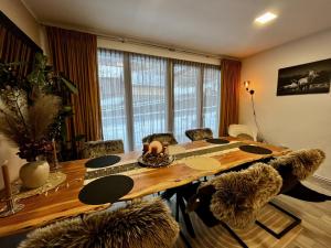 ein Esstisch mit Stühlen und ein großes Fenster in der Unterkunft Dreamliner Bungalow Murau in Murau