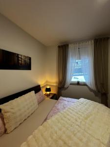 ein Schlafzimmer mit einem großen Bett und einem Fenster in der Unterkunft Dreamliner Bungalow Murau in Murau + 15 Fotos