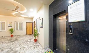 une salle de réunion avec un écran de projection sur un mur dans l'établissement Treebo Fort Mountview Jalmahal, à Jaipur