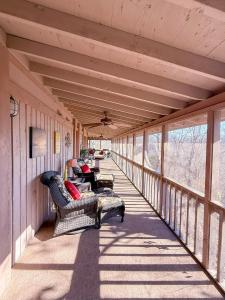 een overdekte veranda met banken en stoelen erop bij Fins Up Margaritaville 2BD3BALoftGrillFirepit in Damsel